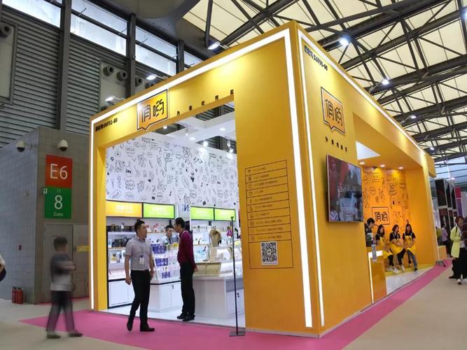 展台设计搭建重在简洁醒目,切忌脱离公司主题色彩杂乱搭配